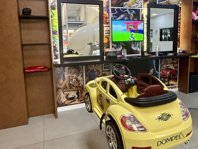 Área de corte kids com cadeira em formato de carrinho