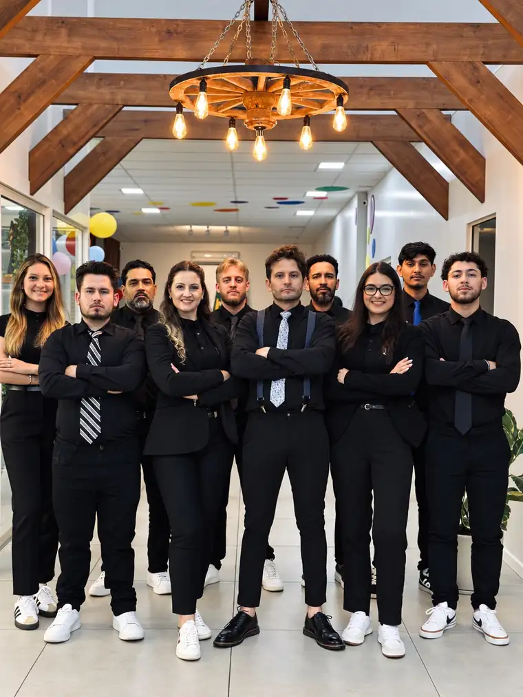 Equipe reunida na barbearia