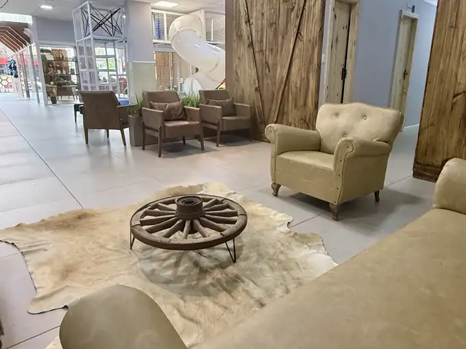 Sala de espera do Espaço Kids com mesa feita de roda de carroça